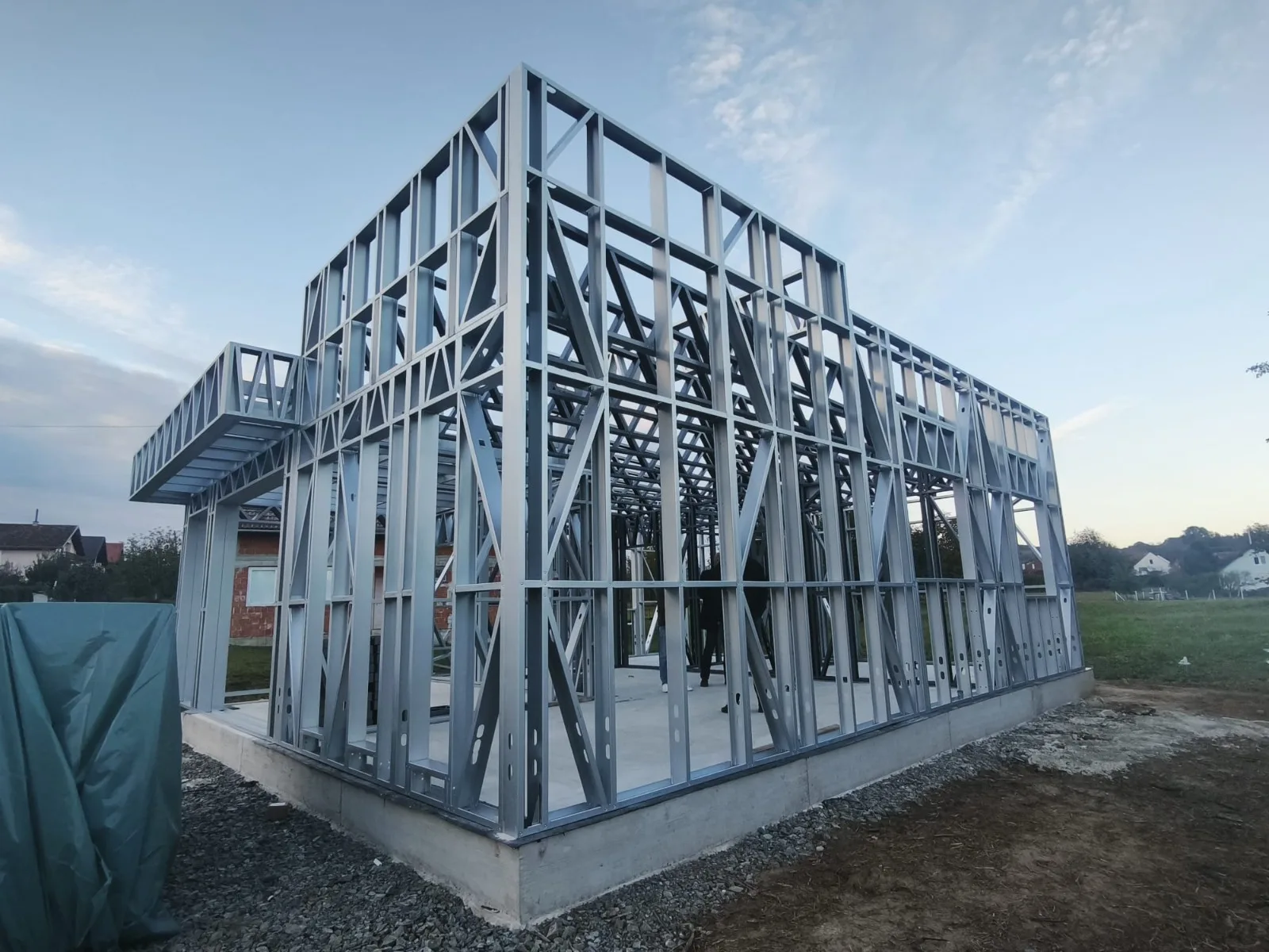 Kompaktna montažna kuća u LGSF sistemu, do 30 m² — mala jednospratna konstrukcija u sumrak